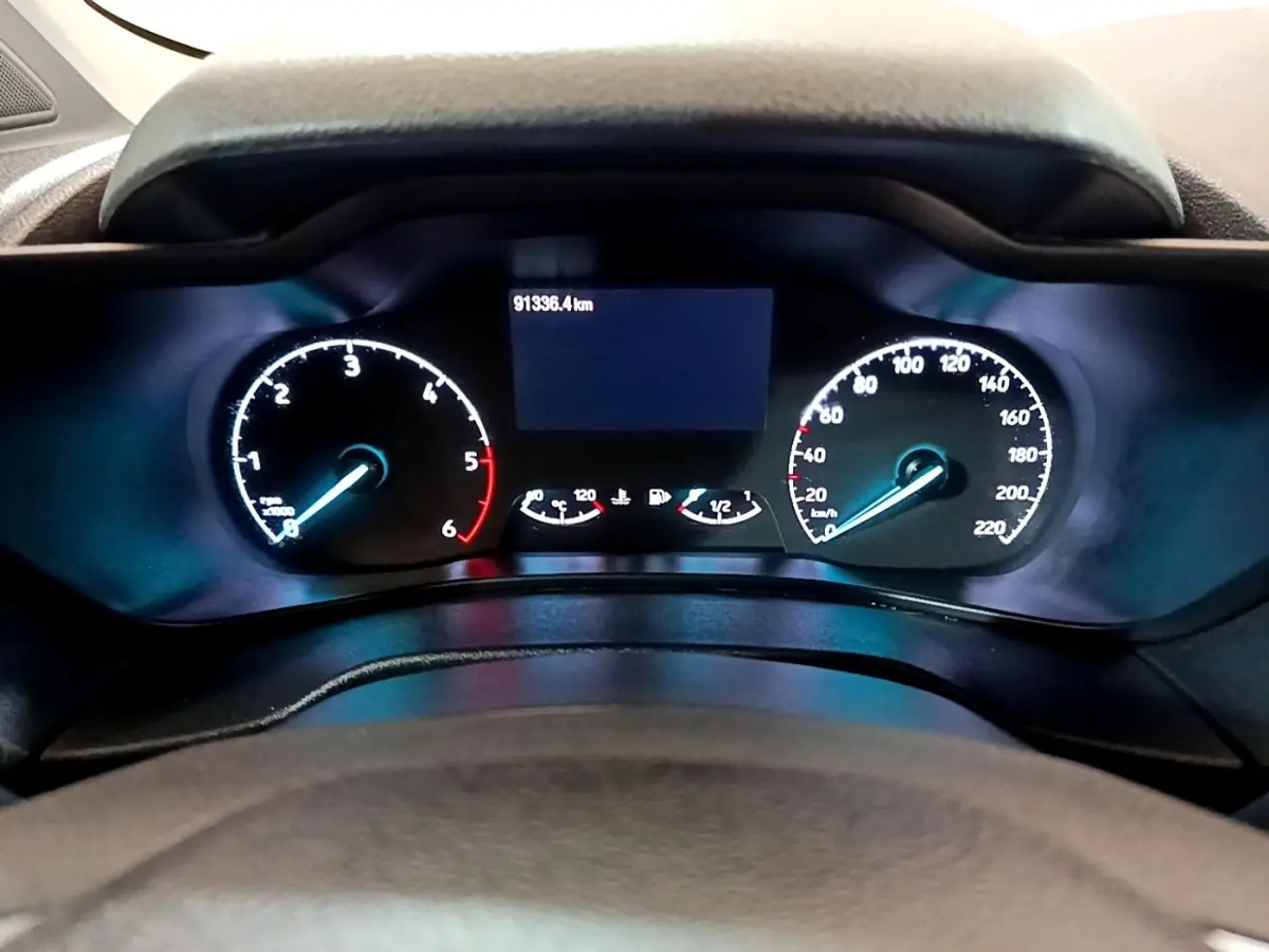 Vue rapprochée du tableau de bord du Ford Transit Fourgon 2022, affichant compte-tours, vitesse et kilométrage.