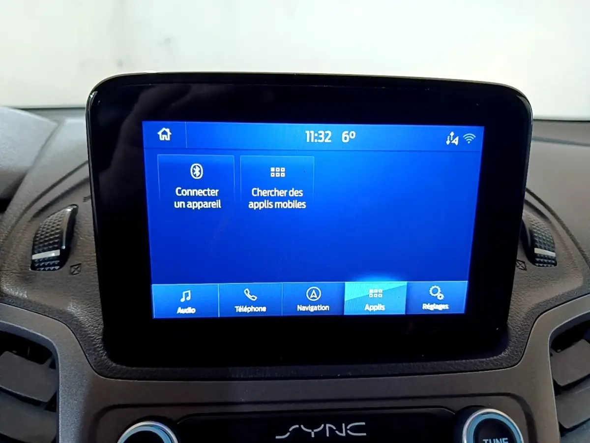 Écran tactile central du tableau de bord du Ford Transit Fourgon blanc, affichant les options de connexion Bluetooth.