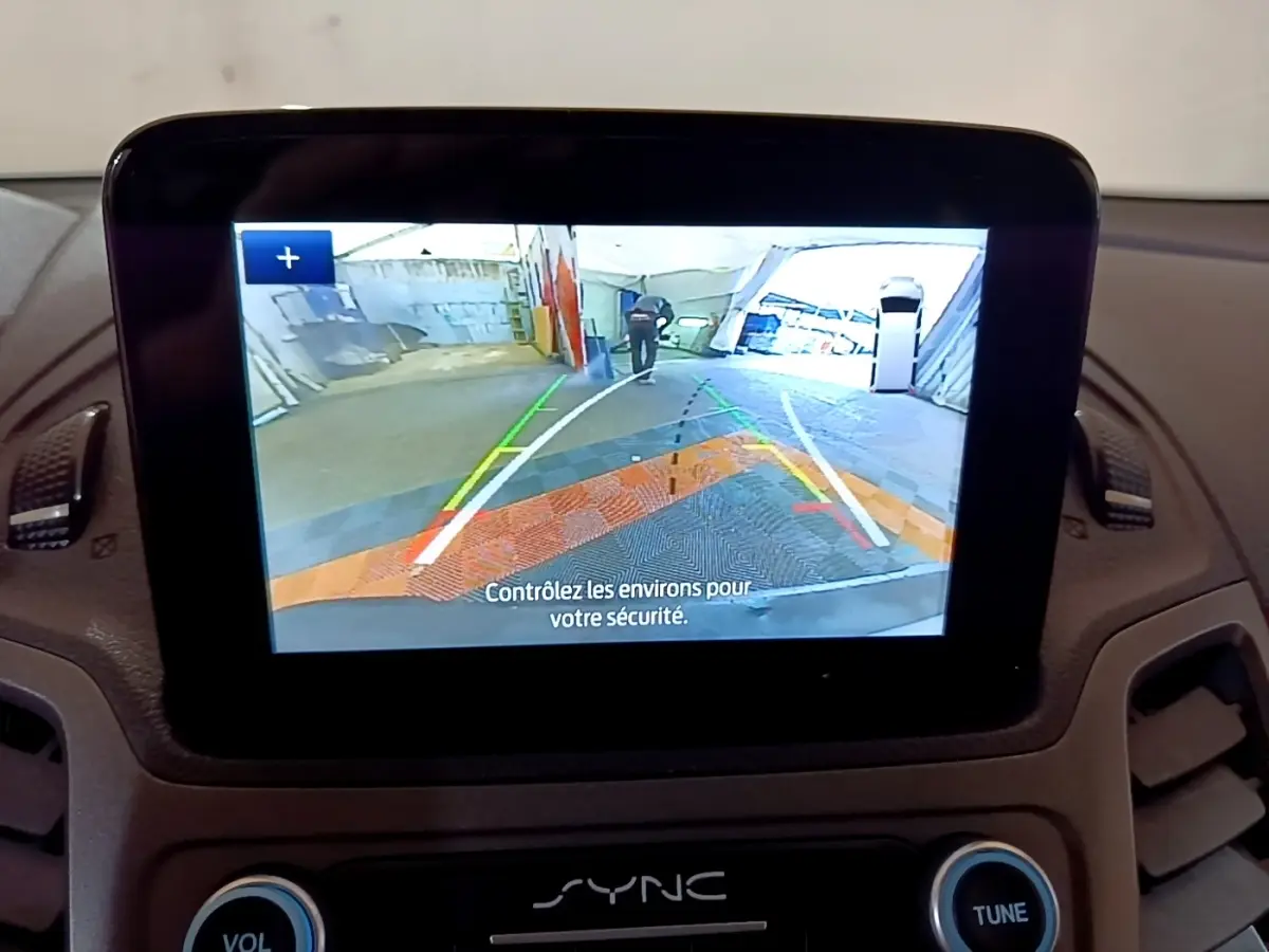 Écran tactile central montrant la caméra de recul du Ford Transit Fourgon blanc avec guidage de trajectoire.