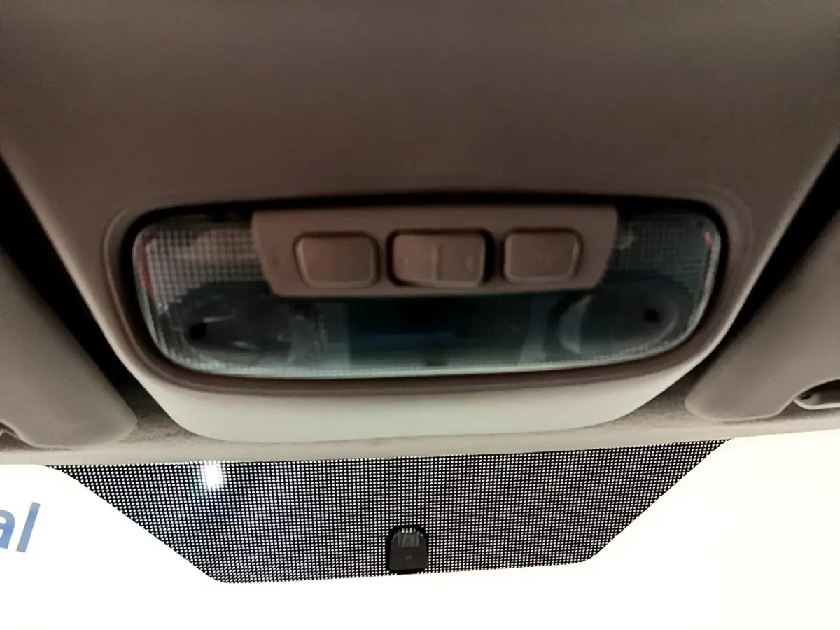 Plafonnier intérieur beige avec trois boutons, vue en gros plan depuis l'avant du Ford Transit Fourgon blanc.