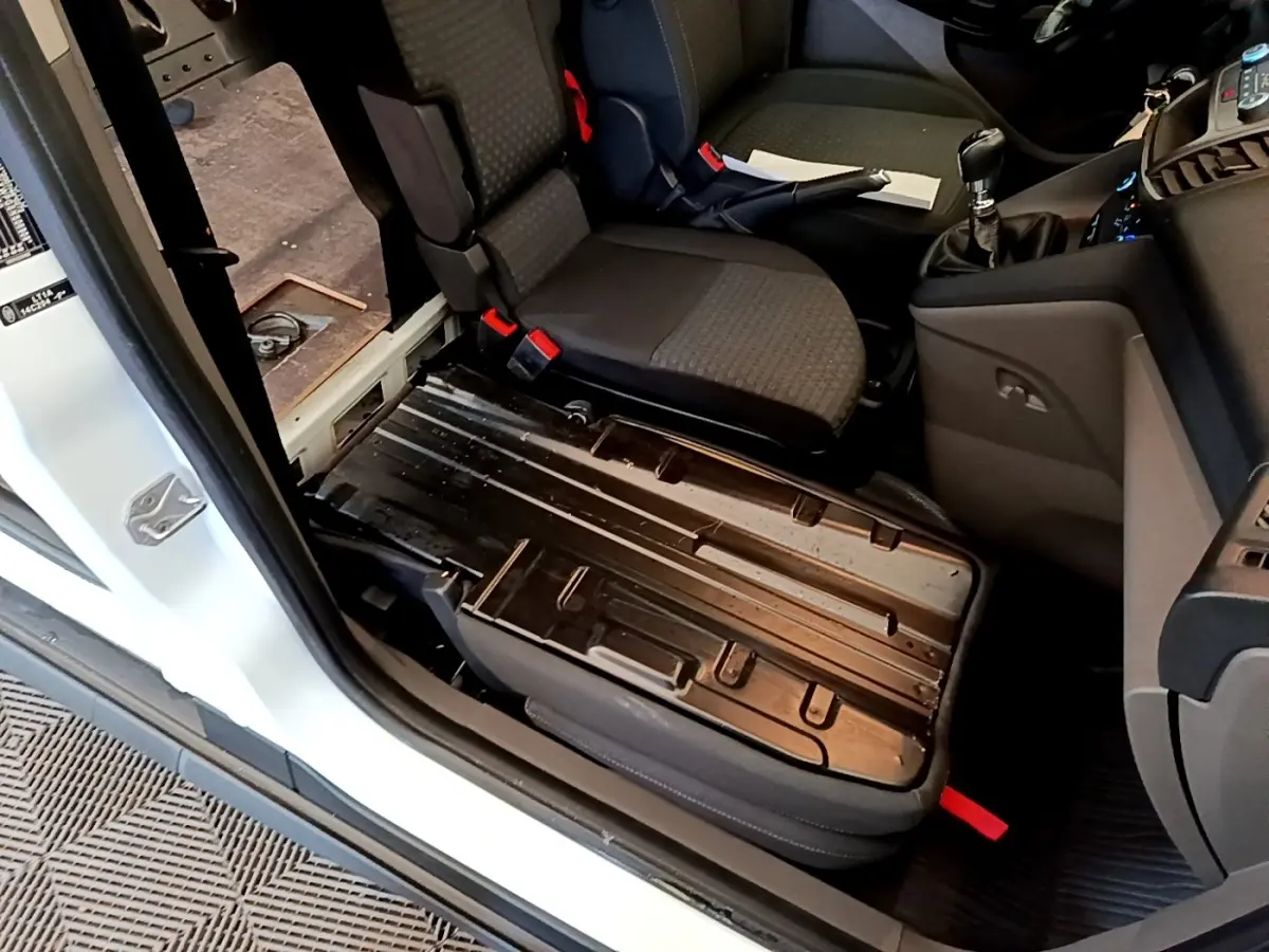 Vue intérieure côté gauche du Ford Transit Fourgon blanc 2022, siège avant droit relevé montrant la structure métallique.