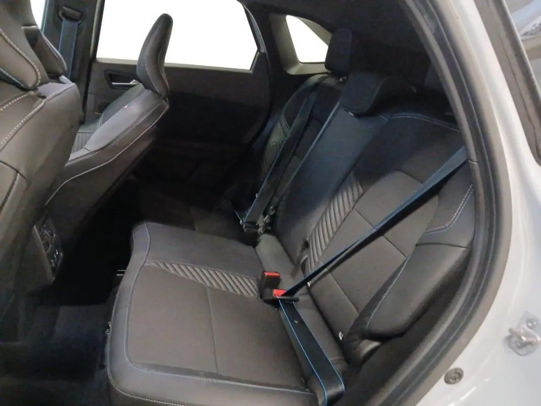 Vue intérieure côté droit des sièges arrière en tissu noir avec surpiqûres bleues du Renault Symbioz gris clair 2025.