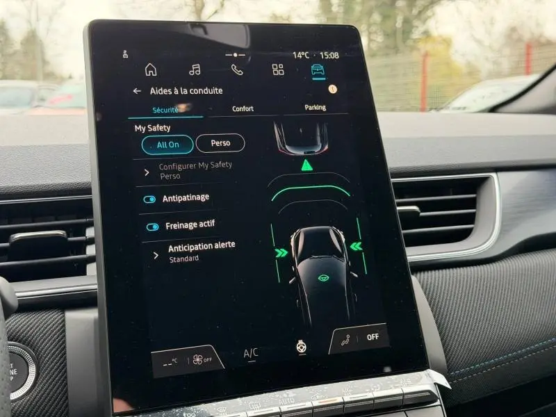 Vue intérieure centrée sur l'écran tactile du tableau de bord du Renault Captur 2026, affichant les aides à la conduite.