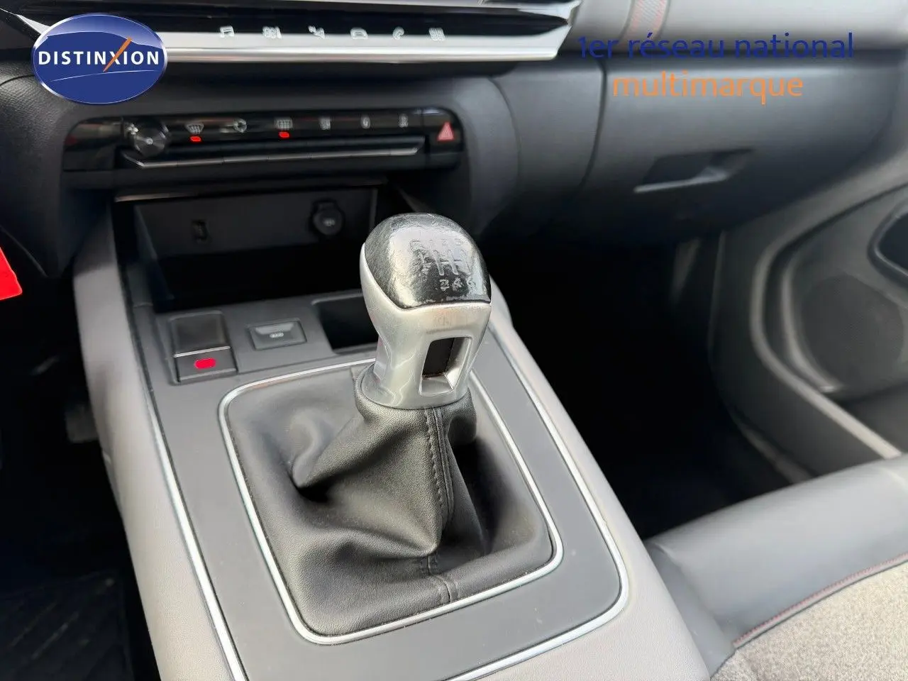 Le levier de vitesses manuel noir et gris du Citroën C5 Aircross 2019 vu en gros plan depuis le siège passager.