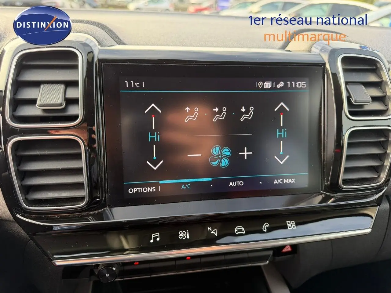 Écran tactile central de la Citroën C5 Aircross blanc nacré, affichant les réglages de climatisation automatique.