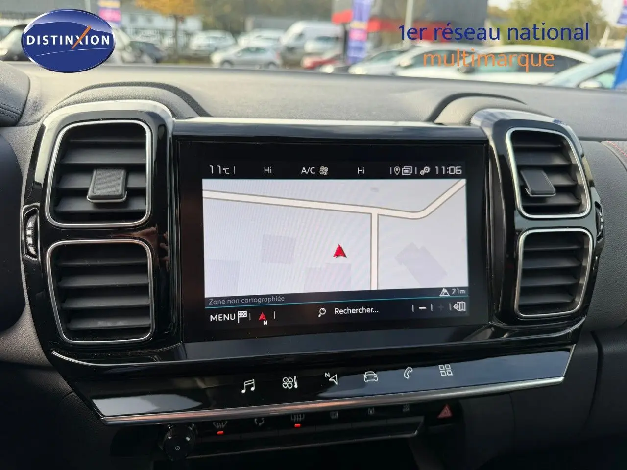 Écran tactile central avec navigation et aérateurs noirs encadrant le tableau de bord d'un Citroën C5 Aircross 2019.