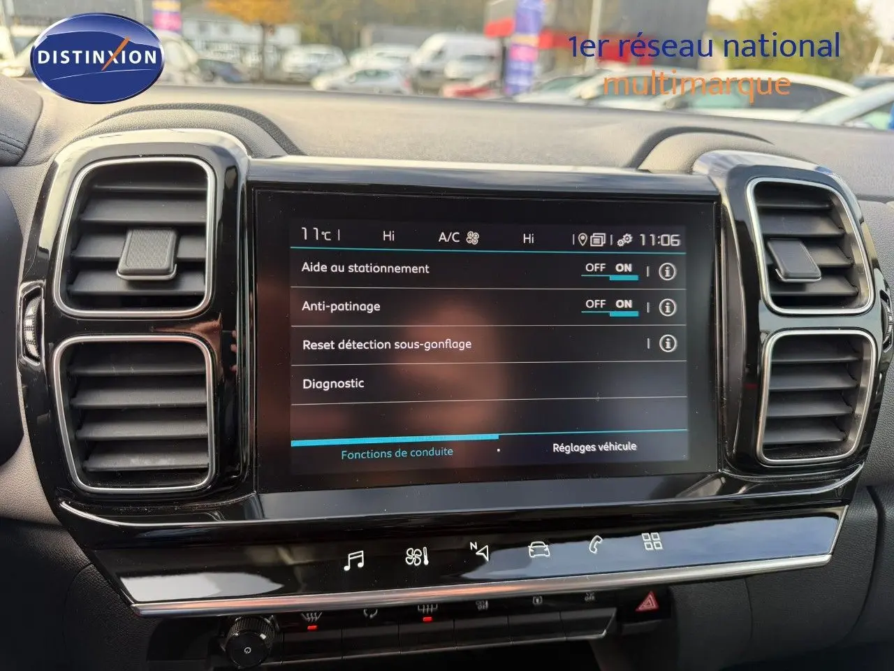 Écran tactile central du tableau de bord du Citroën C5 Aircross blanc nacré, affichant les aides à la conduite.