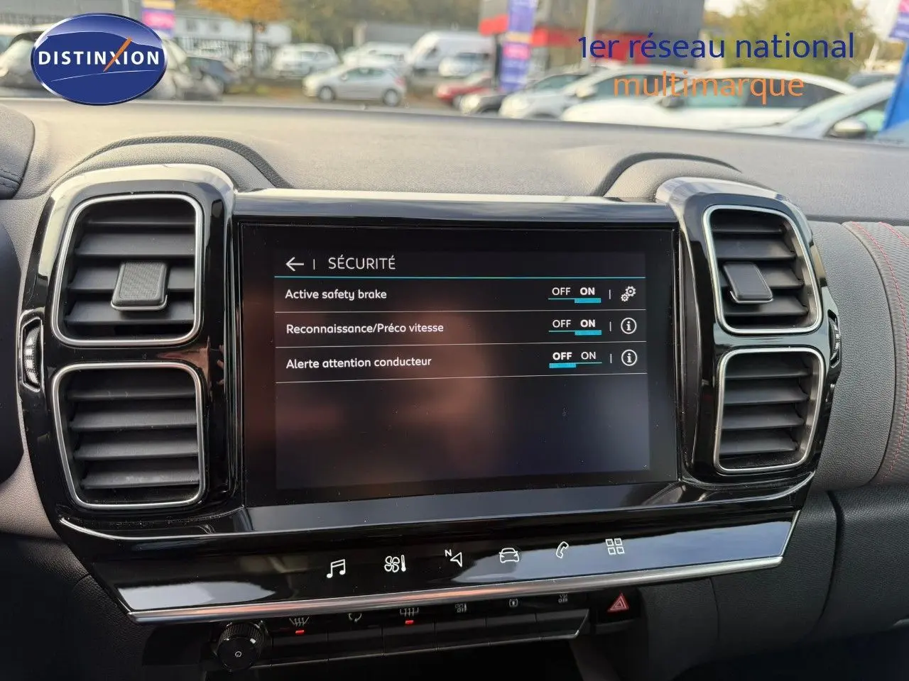 Écran tactile central du tableau de bord du Citroën C5 Aircross 2019 affichant les options de sécurité.