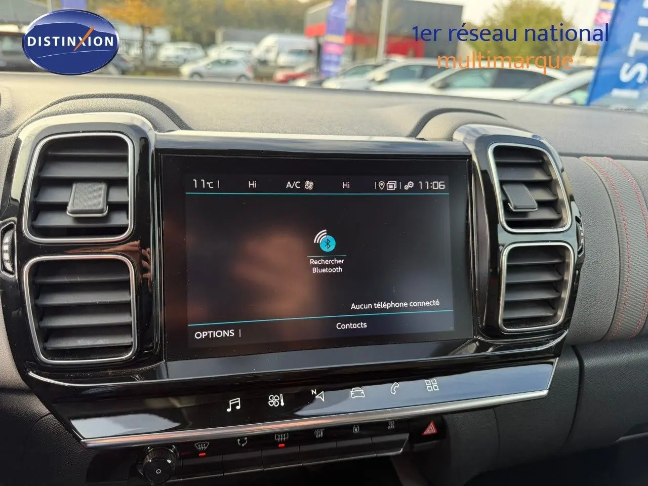 Vue rapprochée de l'écran tactile central et des aérateurs du tableau de bord du Citroën C5 Aircross blanc nacré.