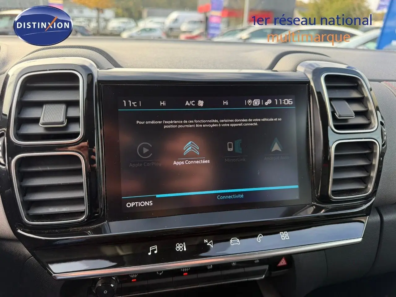 Écran tactile central du tableau de bord d'une Citroën C5 Aircross 2019, avec commandes de climatisation et connectivité.