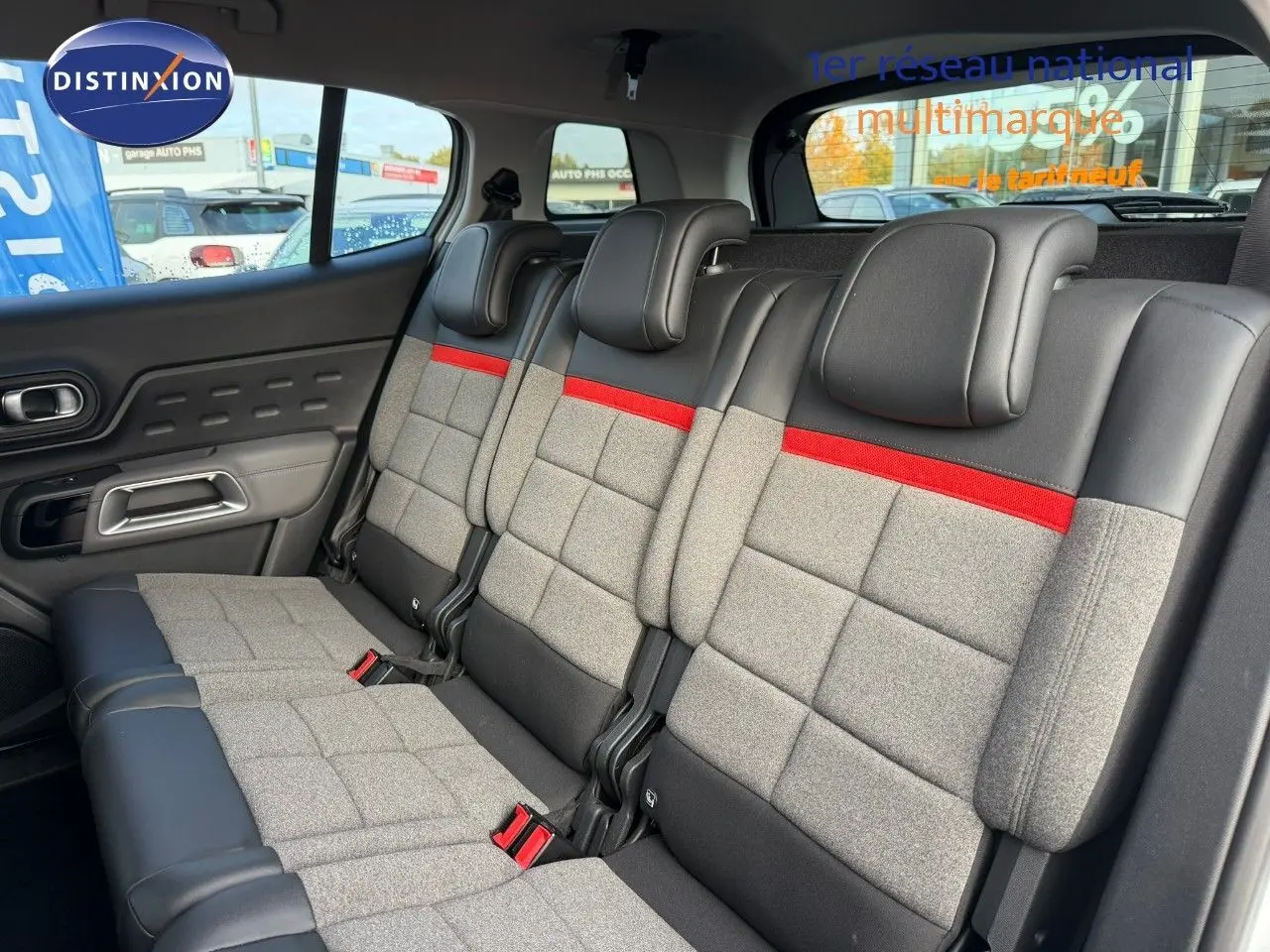 Vue latérale intérieure des sièges arrière du Citroën C5 Aircross 2019, tissu gris avec bande rouge et appuie-têtes noirs.