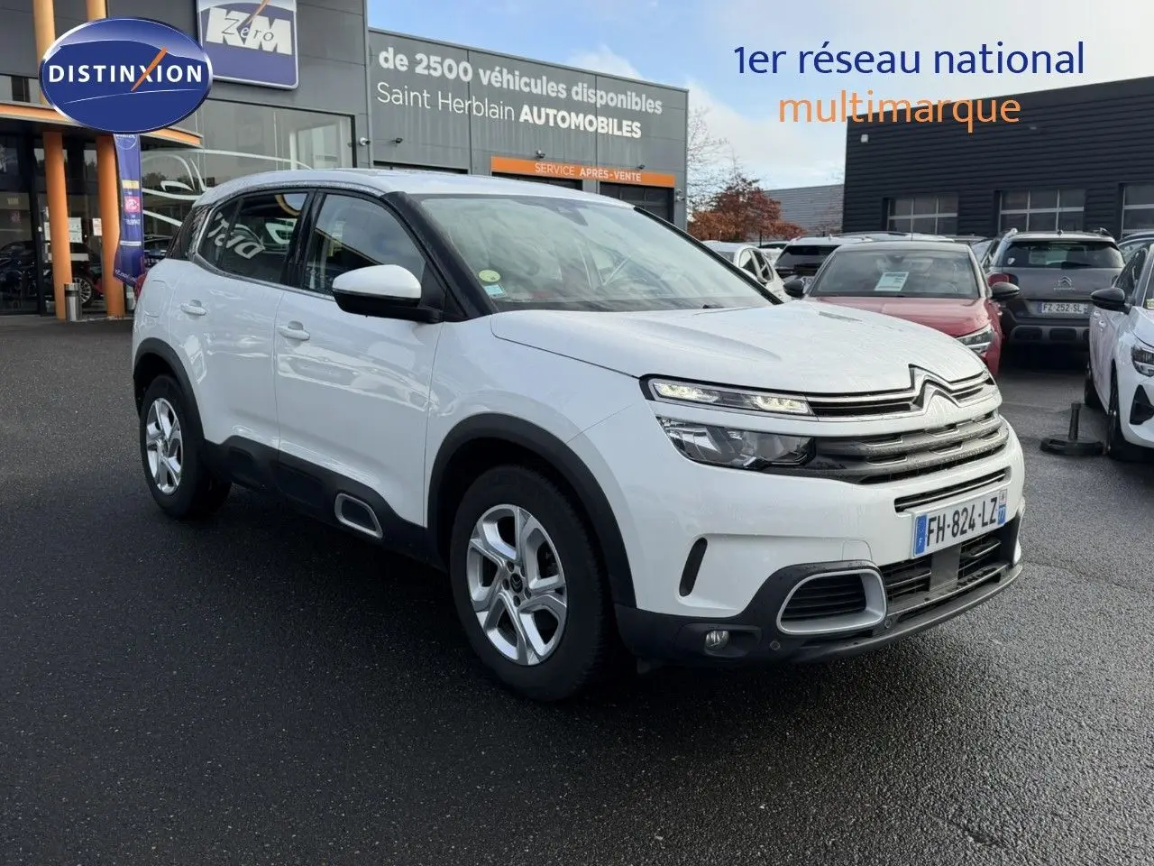 Citroën C5 Aircross blanc nacré en 3/4 avant droit, SUV compact avec calandre distinctive et jantes alliage.