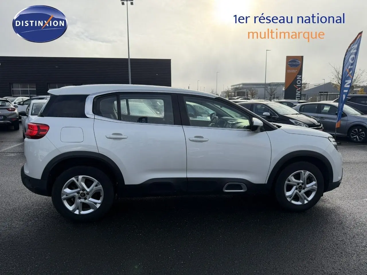 Vue de profil côté gauche d'un Citroën C5 Aircross blanc nacré avec jantes alliage et toit noir contrasté.