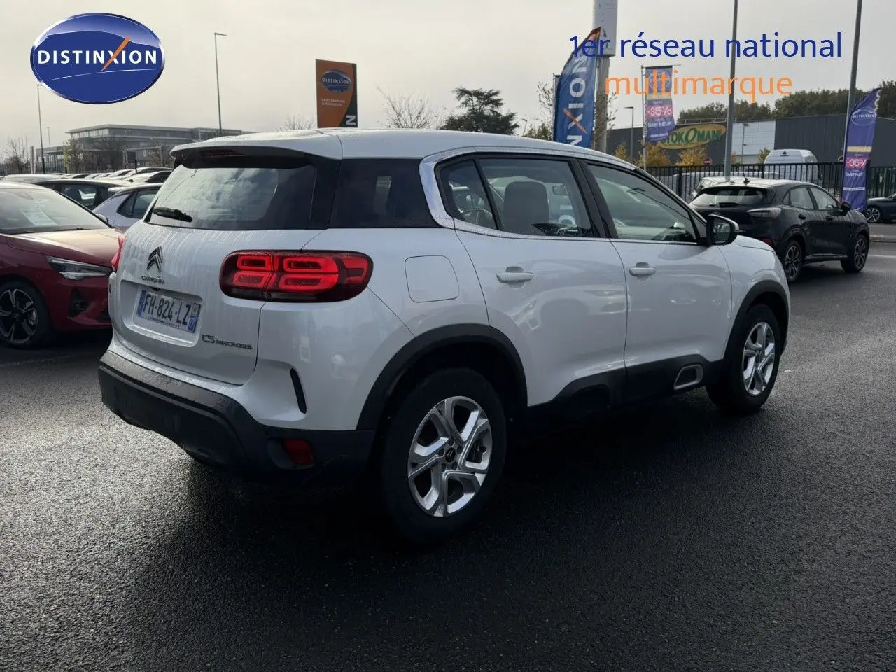 Citroën C5 Aircross blanc nacré vu en 3/4 arrière droit avec feux arrière LED et jantes alliage.