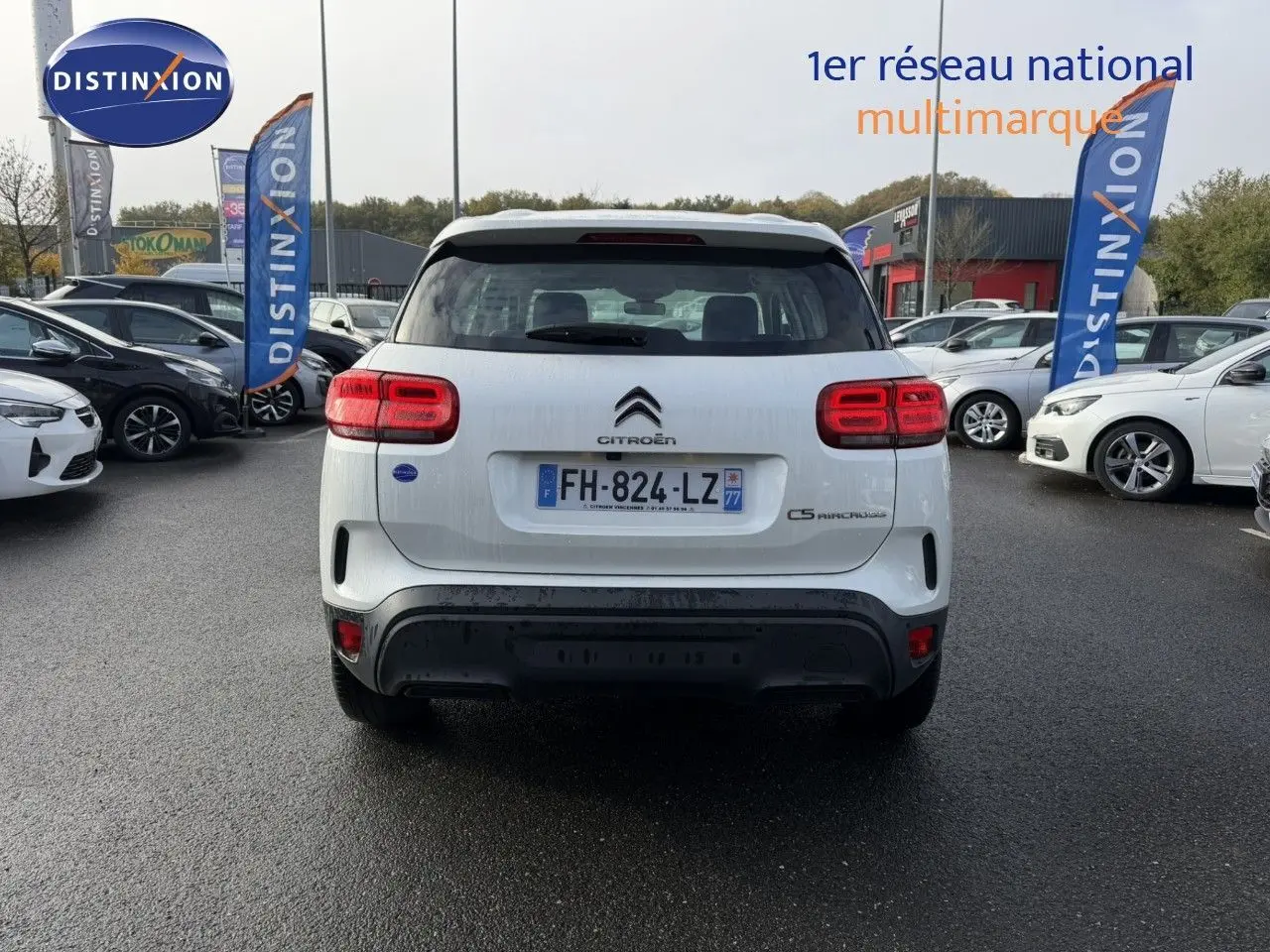 Vue arrière d'un Citroën C5 Aircross blanc nacré avec feux rouges et plaque "OCCASION" visible.