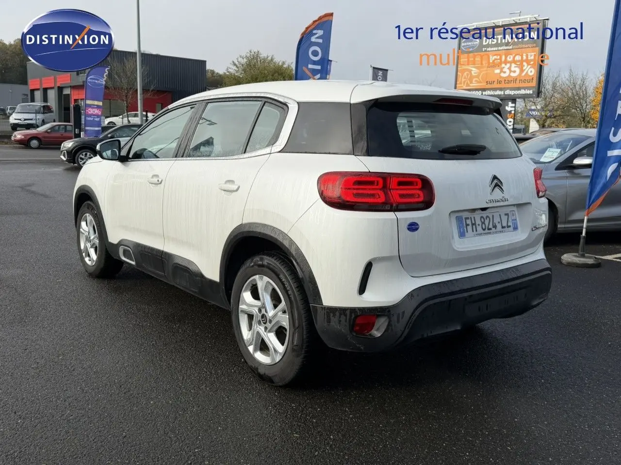 Vue 3/4 arrière droite du Citroën C5 Aircross blanc nacré avec feux arrière distinctifs et jantes alliage.