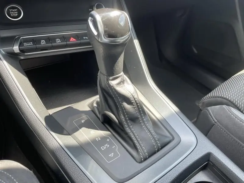 Le levier de vitesse automatique en cuir noir de l'Audi Q3 35 TFSI S-Line 2021, vue rapprochée de la console centrale.