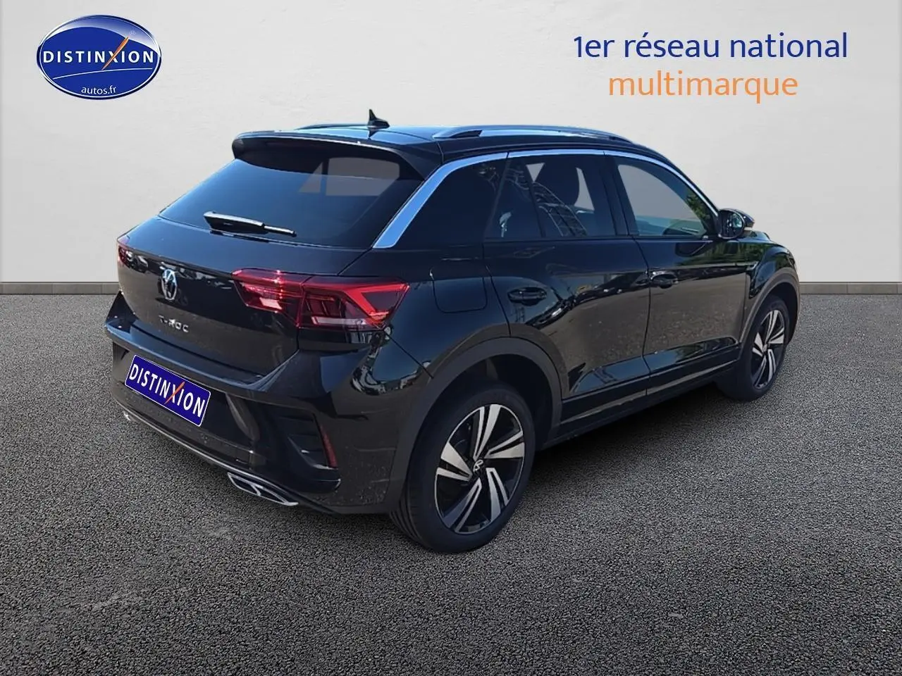 Vue 3/4 arrière droite d'un Volkswagen T-Roc noir perle finition R-Line avec jantes alliage 18 pouces Nevada noir.