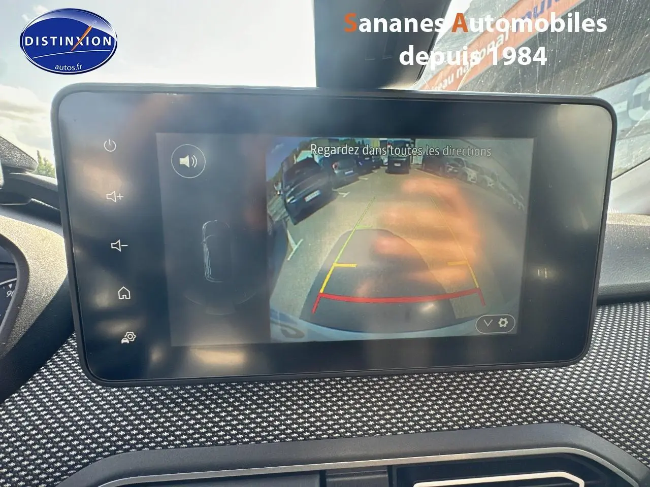 Écran tactile du tableau de bord du Dacia Jogger blanc montrant la caméra de recul en action.