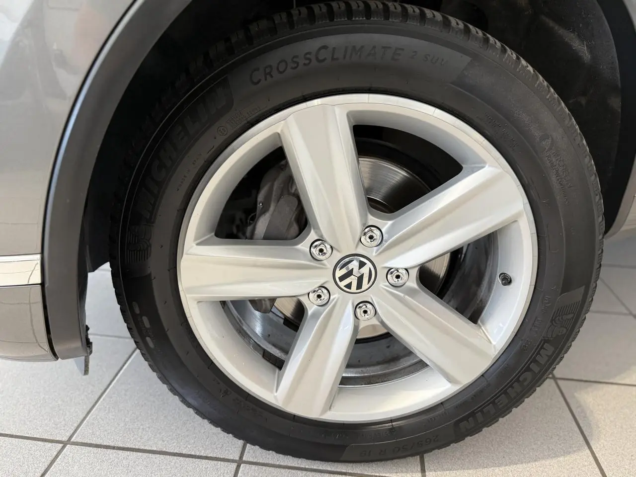 Gros plan sur la roue avant droite gris foncé du Volkswagen Touareg 3.0 V6 TDI avec jante alliage 19 pouces Salvador.