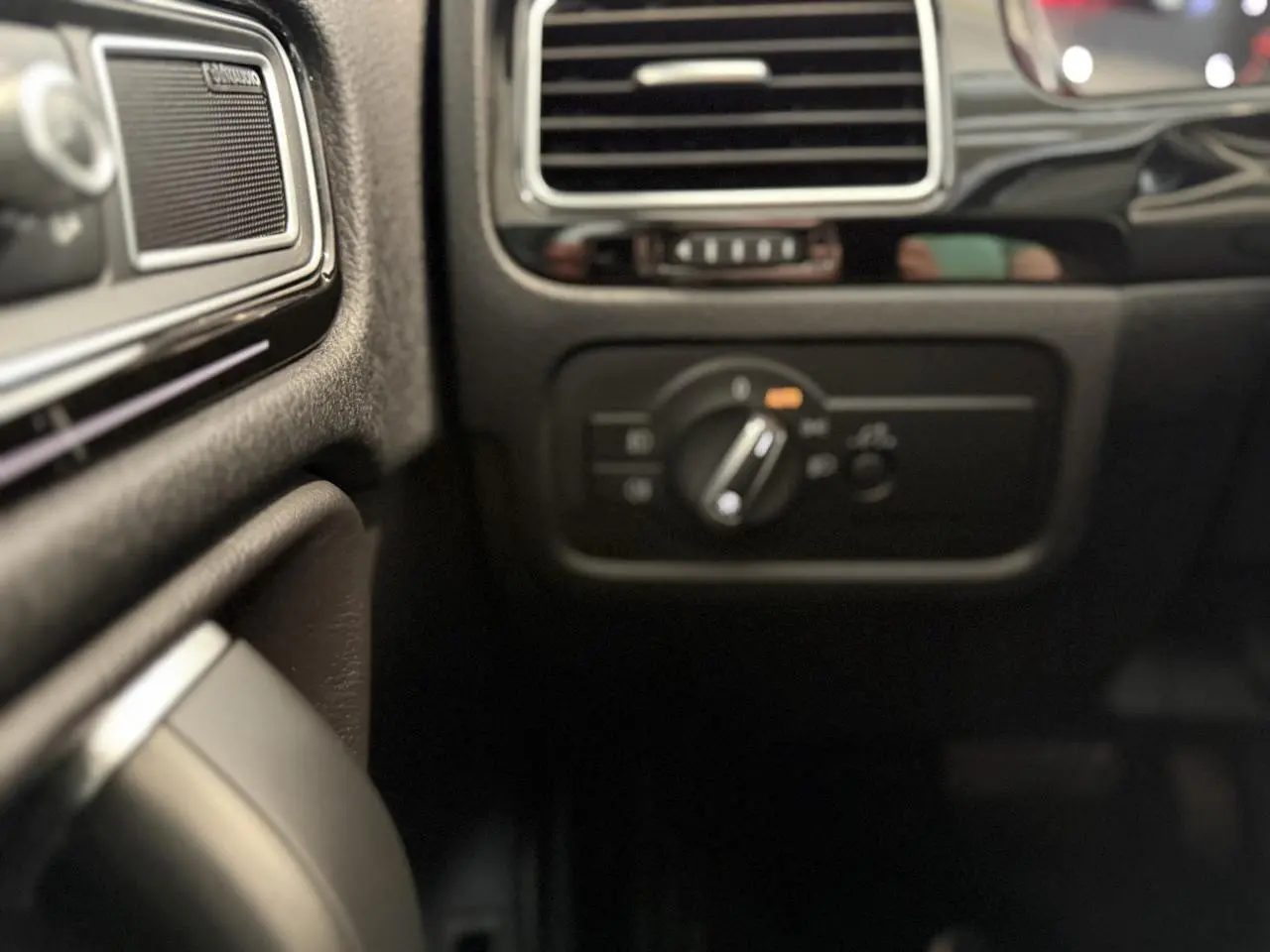 Détail du tableau de bord noir du Volkswagen Touareg 2017 avec commande d'éclairage et grille d'aération.