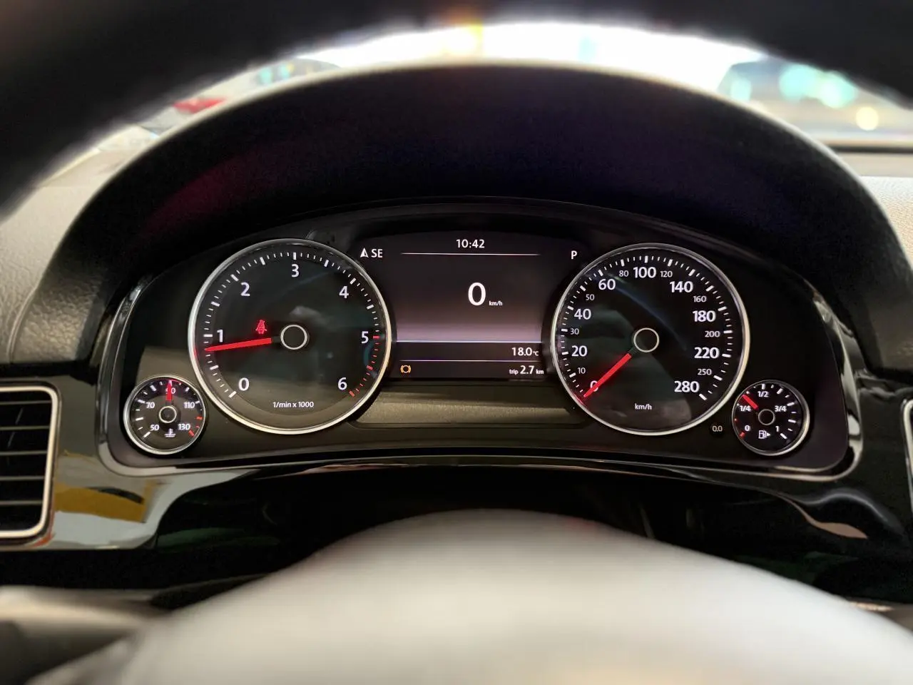 Vue rapprochée du tableau de bord du Volkswagen Touareg 2017, affichage numérique et compteurs analogiques noirs.