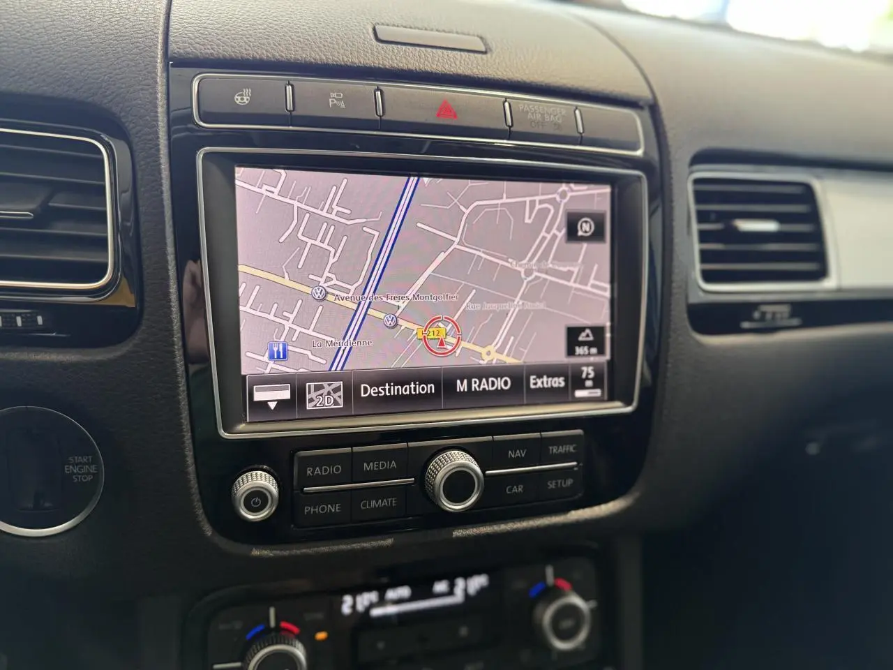 Vue rapprochée de la console centrale du Volkswagen Touareg 2017 avec écran de navigation et commandes multimédia.