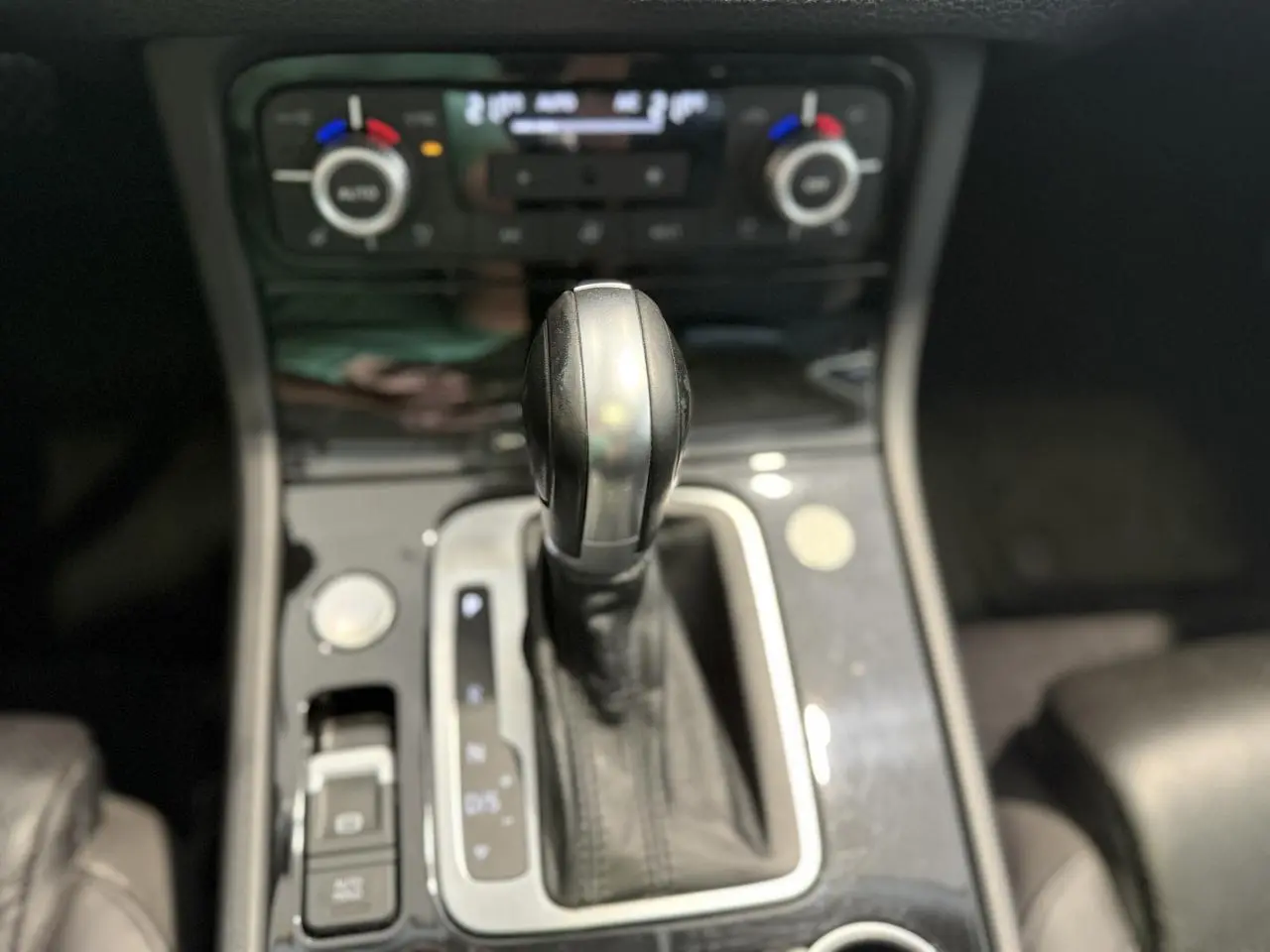 Le levier de vitesses automatique noir et argenté du Volkswagen Touareg 2017 vu de dessus au centre de la console.