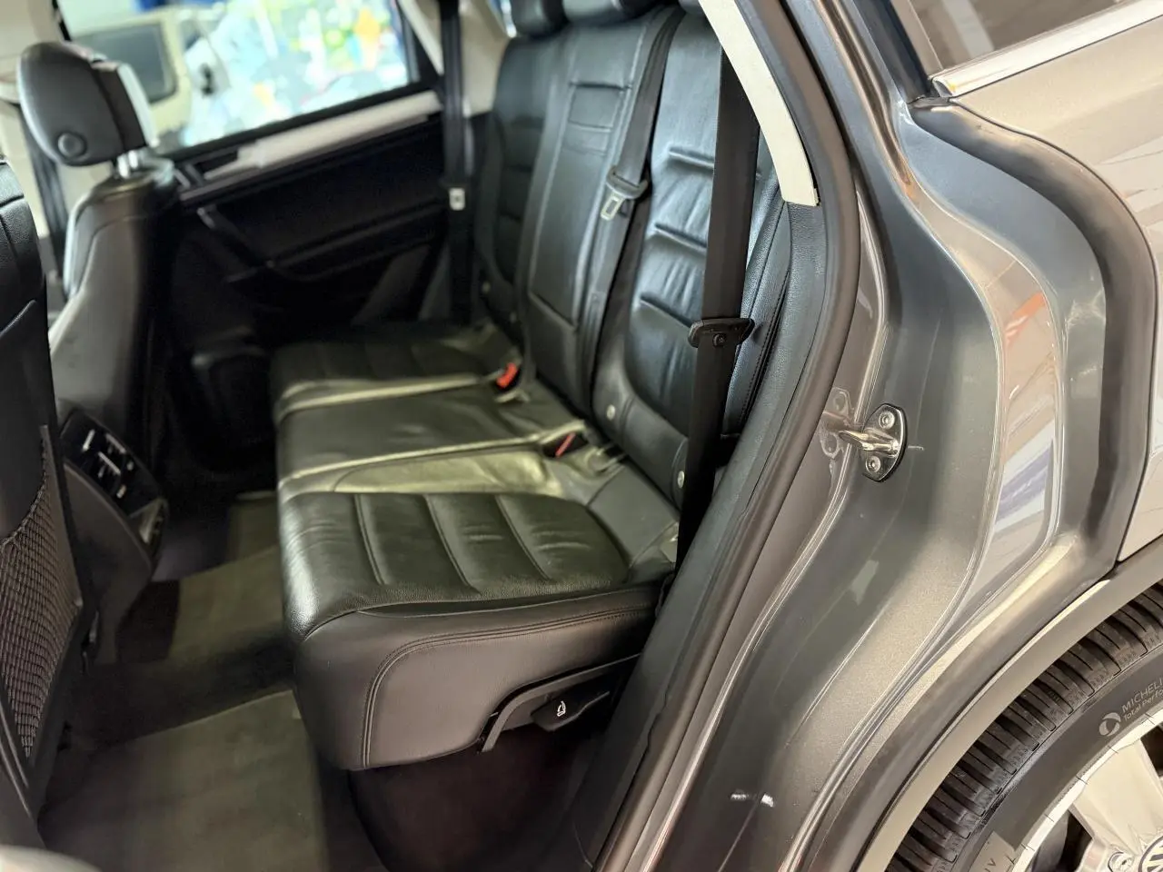 Vue côté droit arrière sur la banquette cuir noire et la portière gris foncé du Volkswagen Touareg 2017.