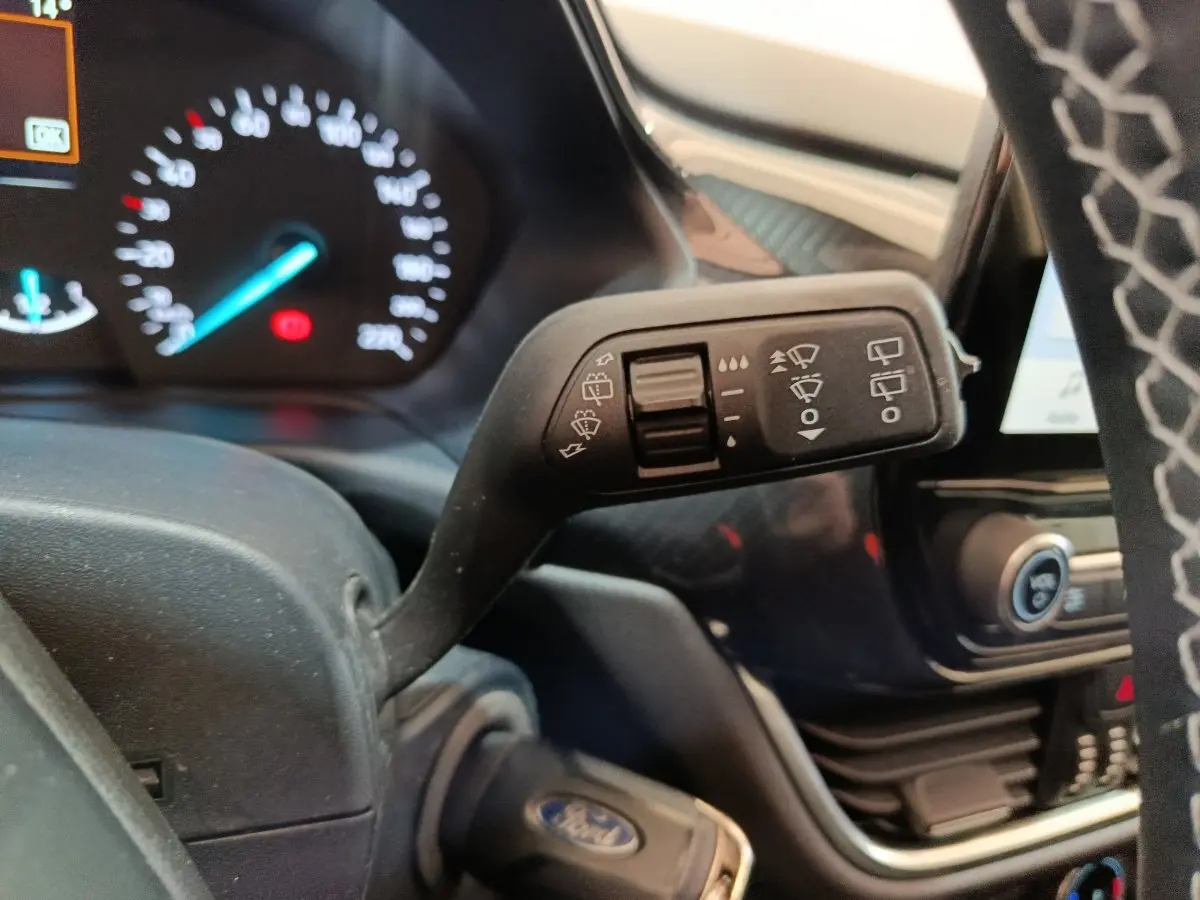 Gros plan sur la commande d’essuie-glace côté droit du tableau de bord d’un Ford Puma blanc 2022.