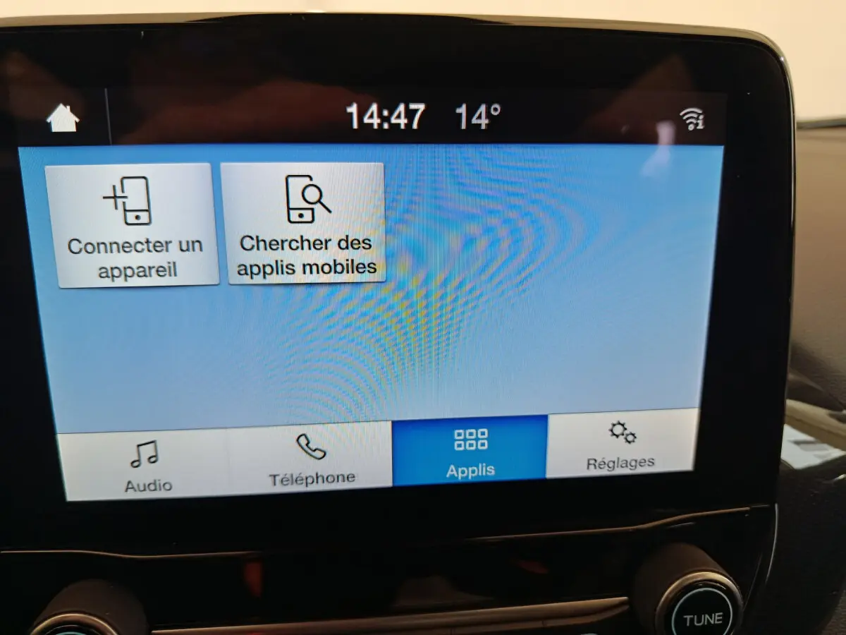 Écran tactile central du tableau de bord du Ford Puma blanc, affichant les options de connexion mobile.