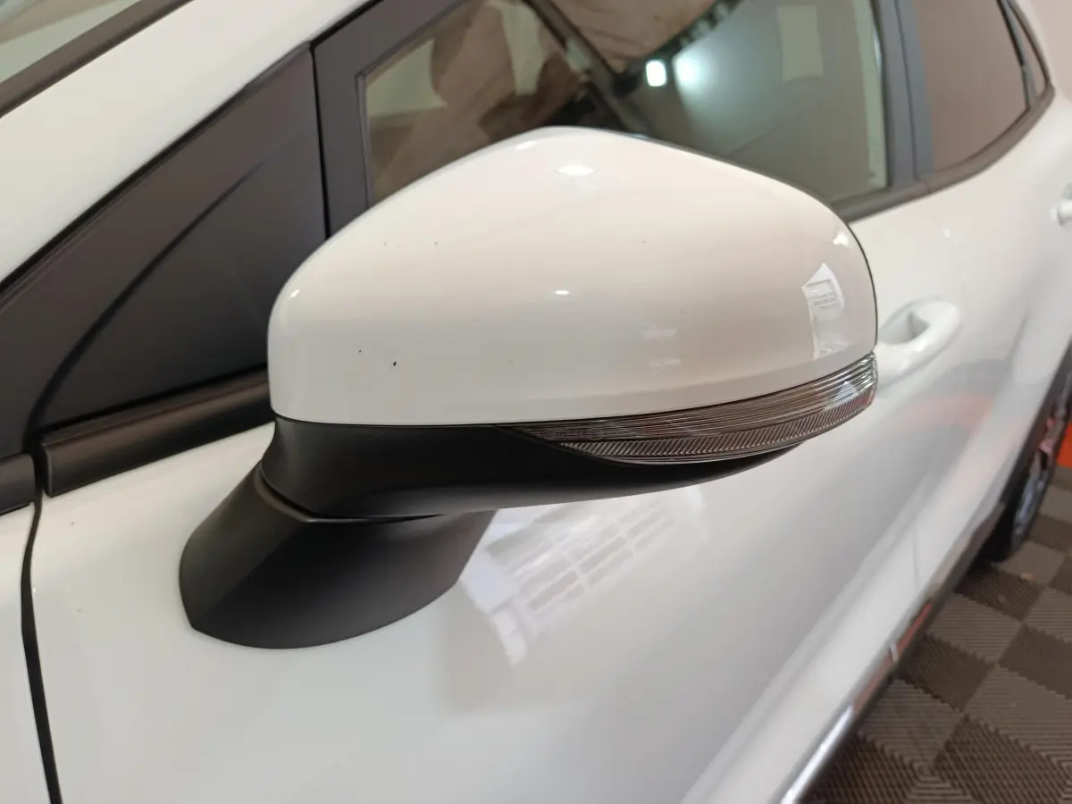 Rétroviseur droit blanc avec clignotant intégré sur Ford Puma blanc, vue rapprochée côté avant droit.