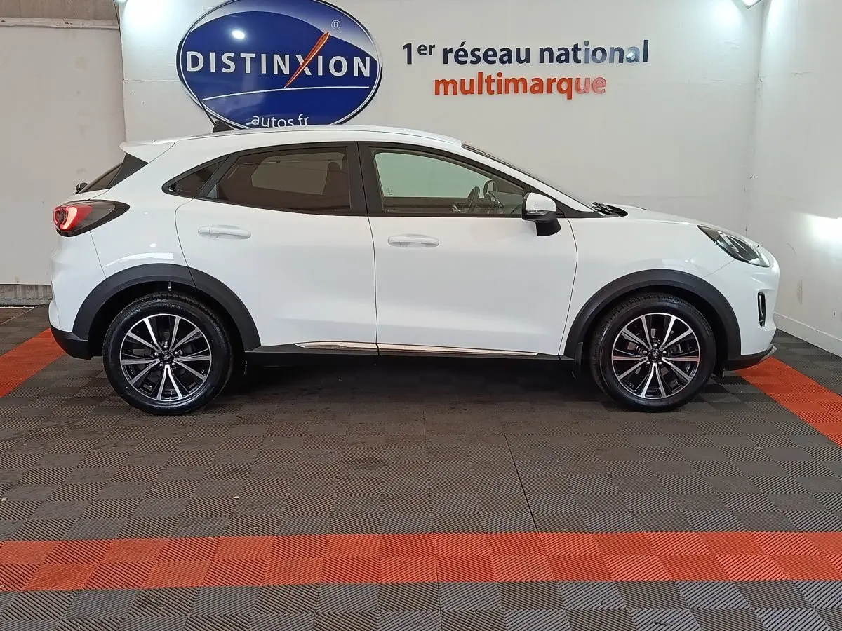 Vue profil côté gauche d'un Ford Puma blanc 2022 hybride, avec jantes alliage et rétroviseurs noirs.