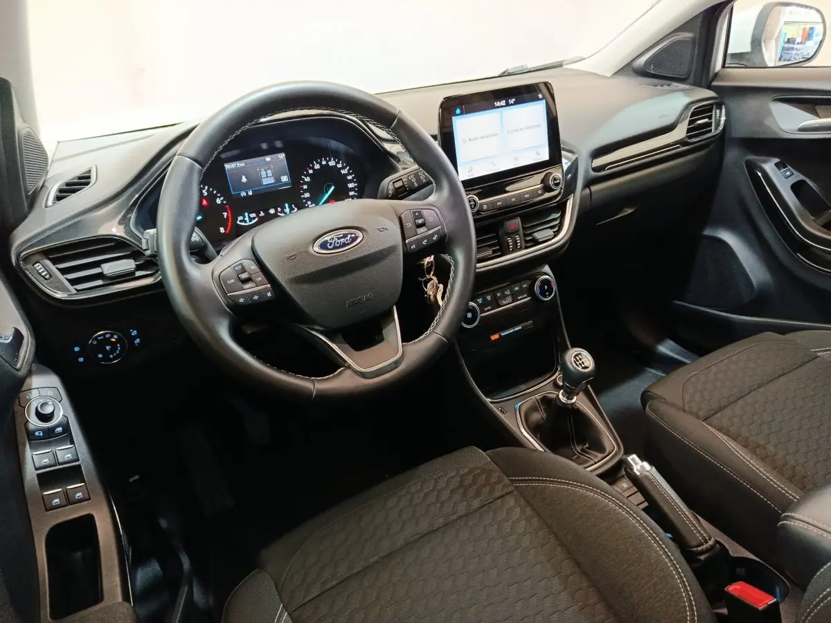 Vue intérieure côté conducteur du Ford Puma 2022 avec tableau de bord noir et écran tactile central.