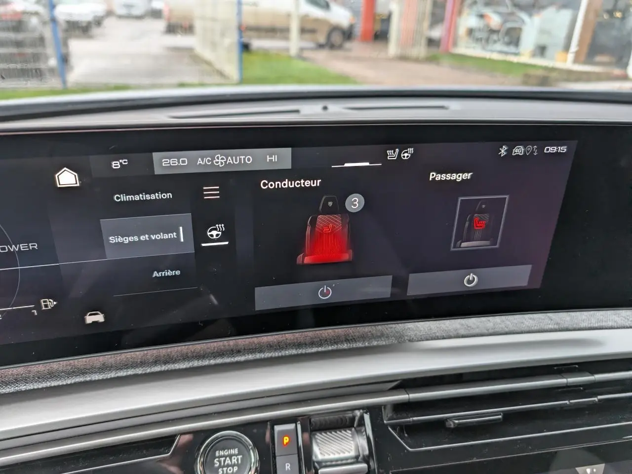 Écran tactile intérieur du Peugeot 5008 gris 2025 montrant le réglage du chauffage des sièges conducteur et passager.