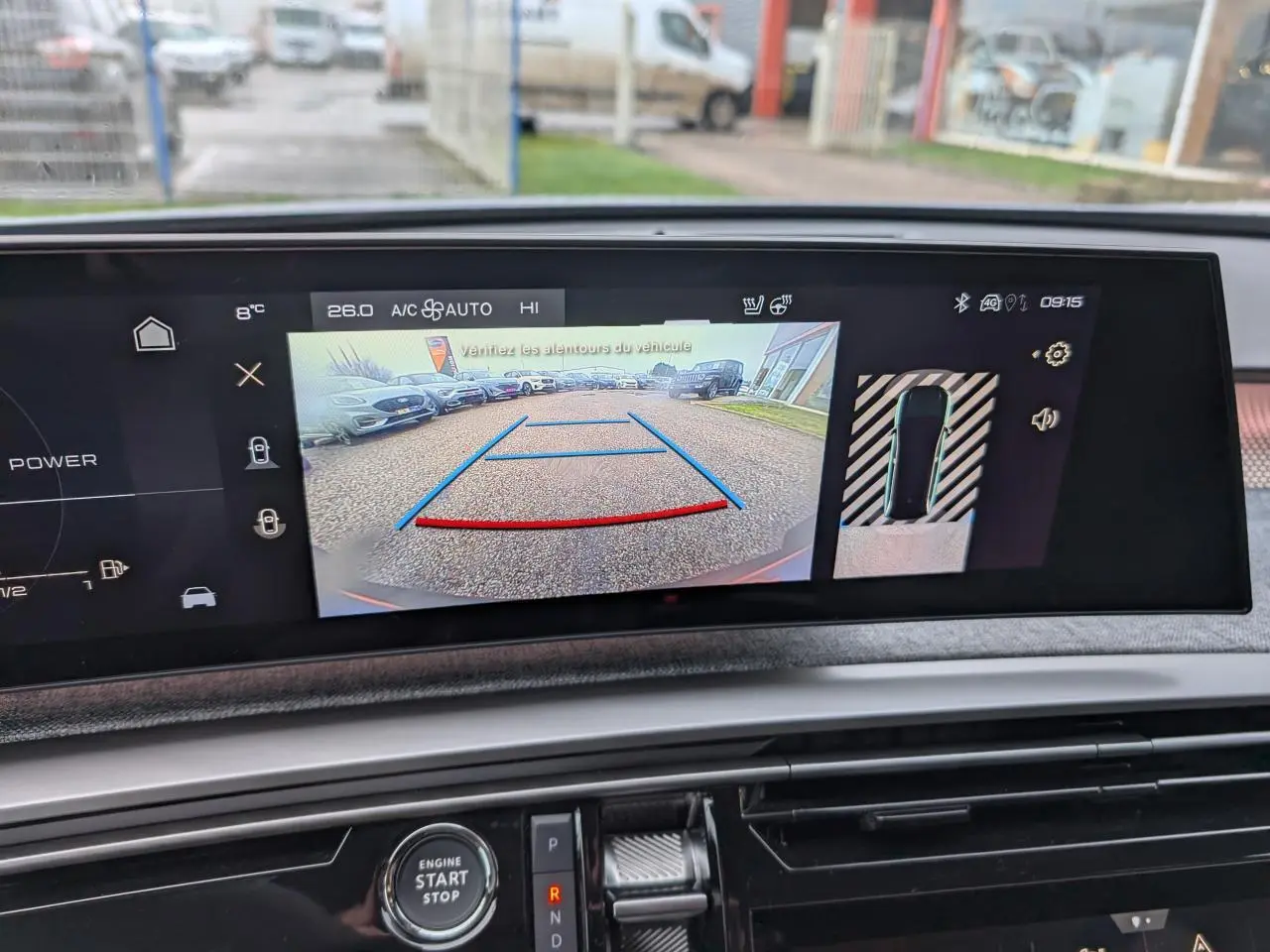 Écran central du Peugeot 5008 gris 2025 montrant la caméra de recul et l'affichage de l'aide au stationnement.