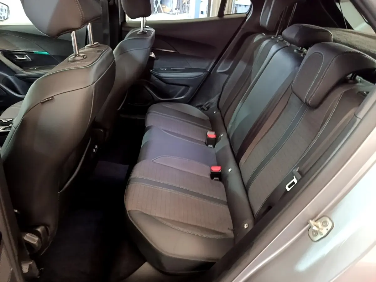 Vue intérieure côté droit sur la banquette arrière en tissu et cuir du Peugeot 2008 gris clair, avec appuie-têtes réglables.