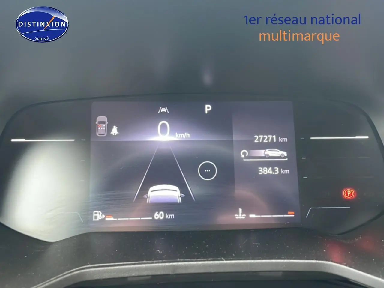 Affichage numérique du tableau de bord de la Renault Clio V blanche, montrant la vitesse à 0 km/h et le compteur kilométrique.