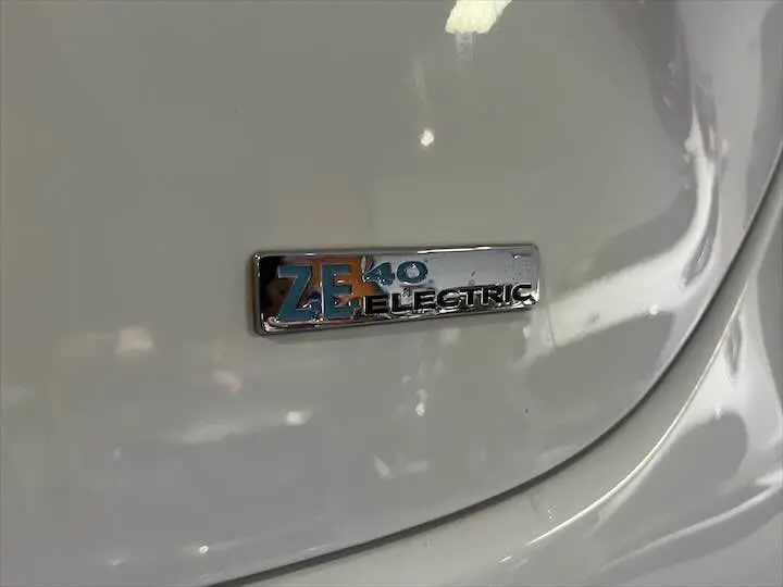 Gros plan sur l'emblème ZE 40 Electric sur la carrosserie blanche glacée d'une Renault ZOE R90 LIFE 2019.