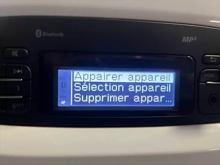 Écran du système audio Bluetooth MP3 de la Renault ZOE blanc glacier, affichant le menu de connexion appareil.