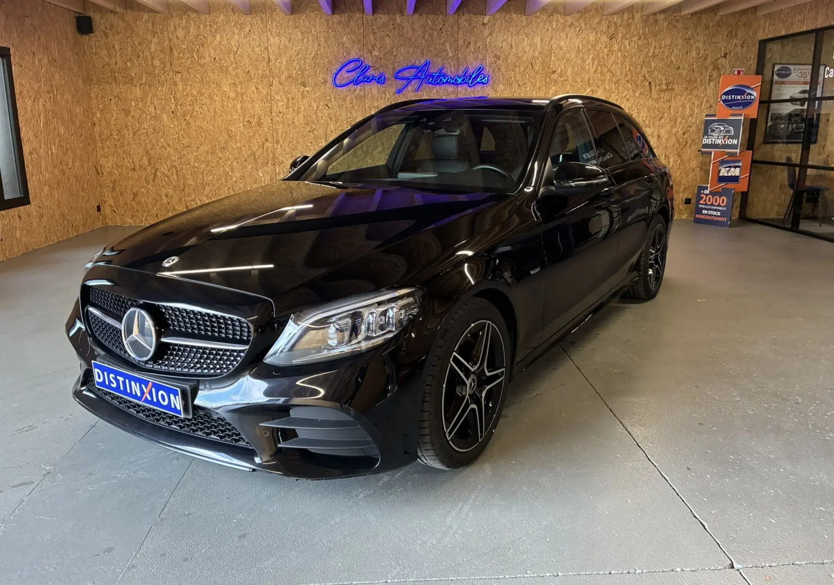 Mercedes Classe C Break noir métal vue 3/4 avant droit avec jantes AMG bi-ton et calandre distinctive.