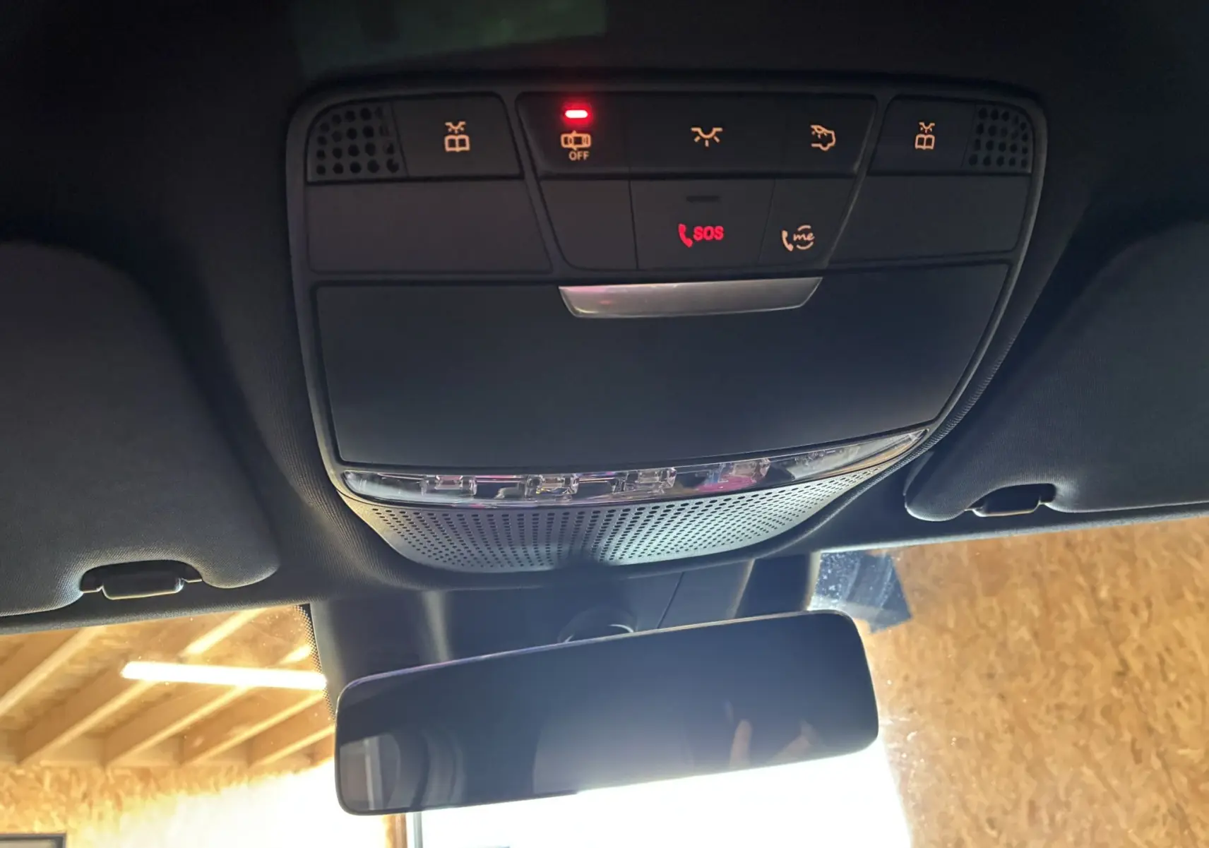 Vue intérieure du plafonnier et rétroviseur électrochrome de la Mercedes Classe C Break 220D AMG Line noir métal 2021.