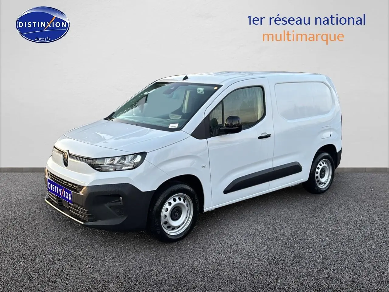 Vue 3/4 avant droite du Citroën Berlingo Fourgon blanc avec porte latérale coulissante et pare-chocs noirs.