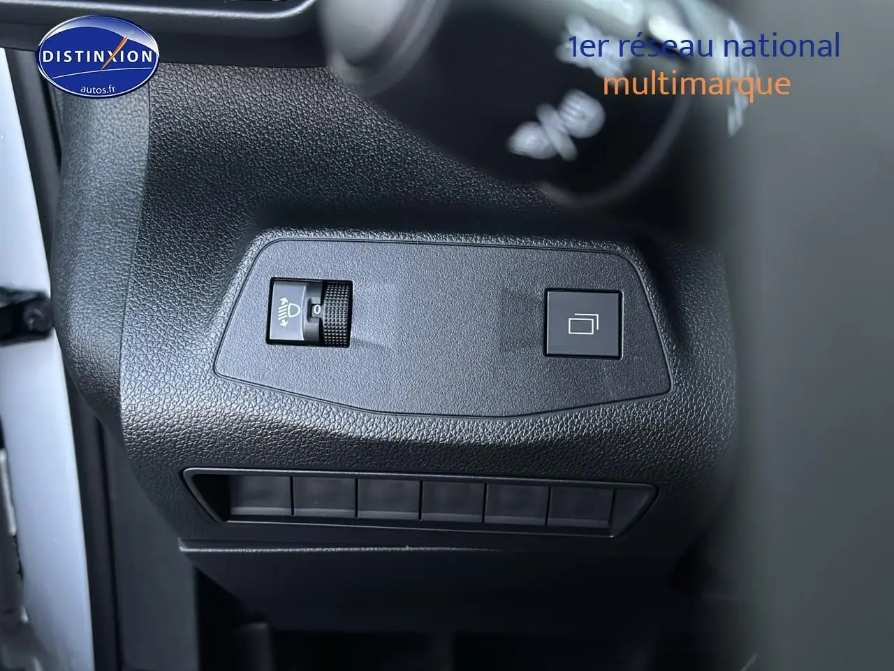 Détail du tableau de bord côté gauche du Citroën Berlingo Fourgon blanc 2025 avec commande de réglage des phares.