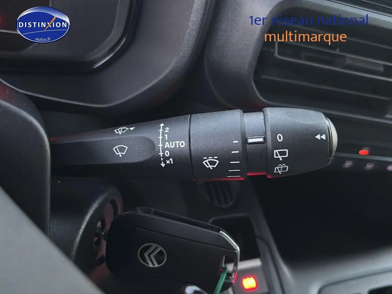 Gros plan sur la commande des essuie-glaces dans l'habitacle du Citroën Berlingo Fourgon blanc 2025.