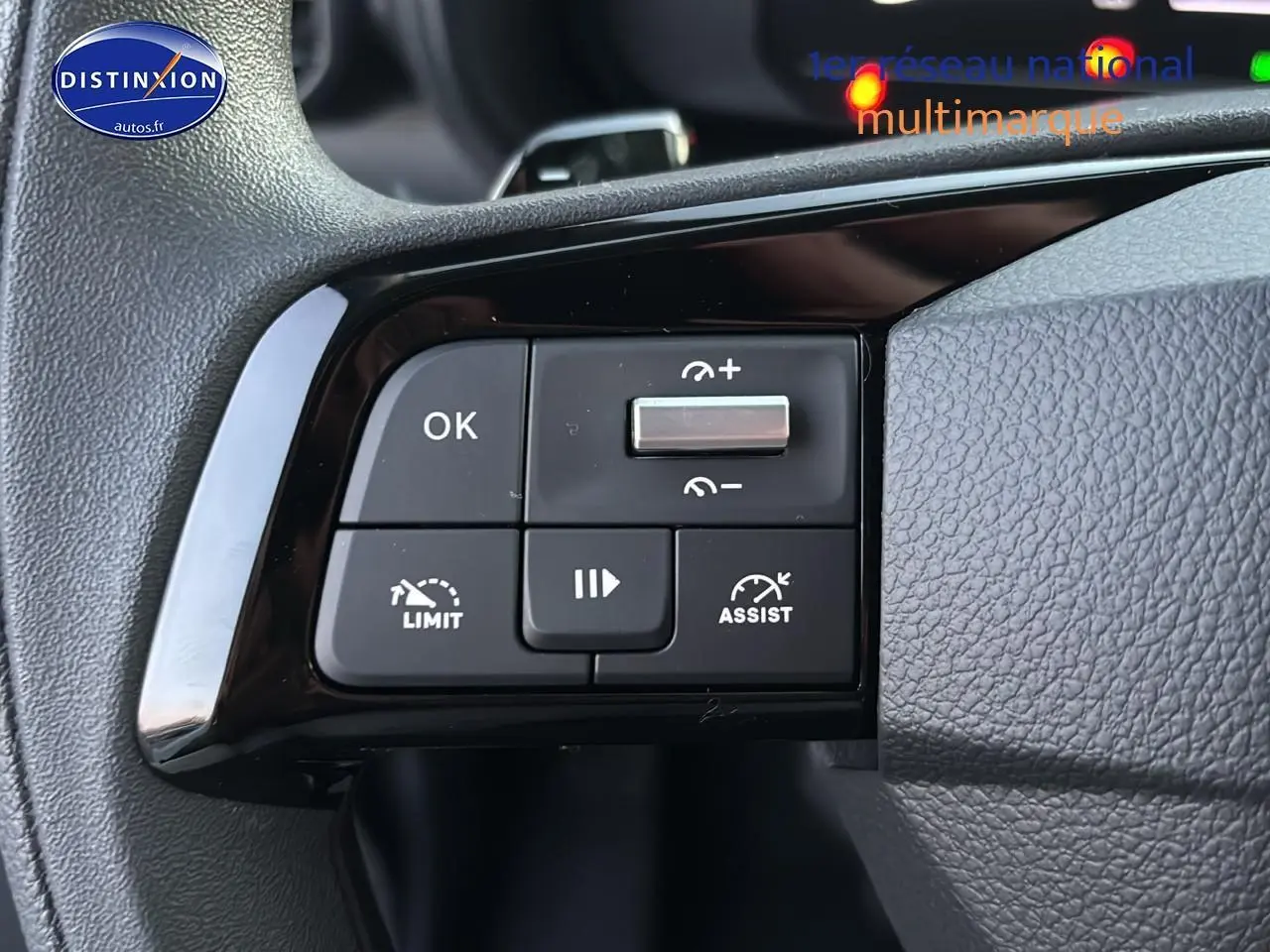 Gros plan sur les commandes du volant côté gauche du Citroën Berlingo Fourgon blanc, boutons multifonctions visibles.