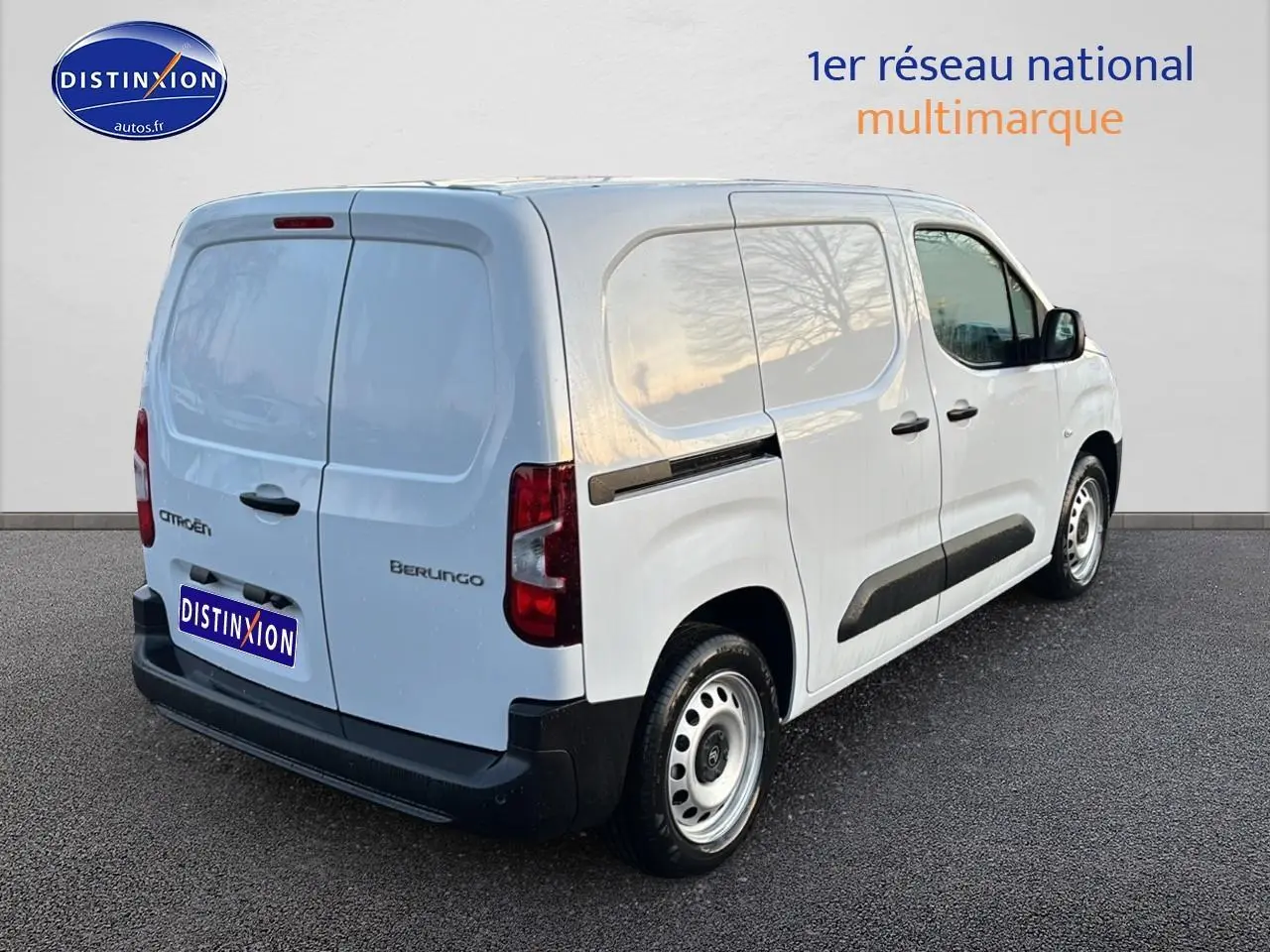 Vue 3/4 arrière droite d’un Citroën Berlingo Fourgon blanc avec porte latérale coulissante et double portes arrière.
