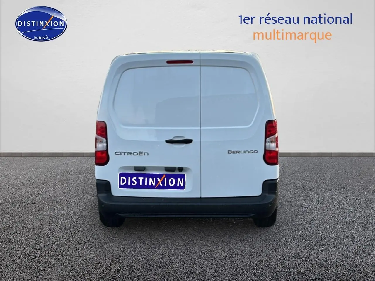 Vue arrière du Citroën Berlingo Fourgon blanc 2025 avec portes battantes et feux arrière rouges.