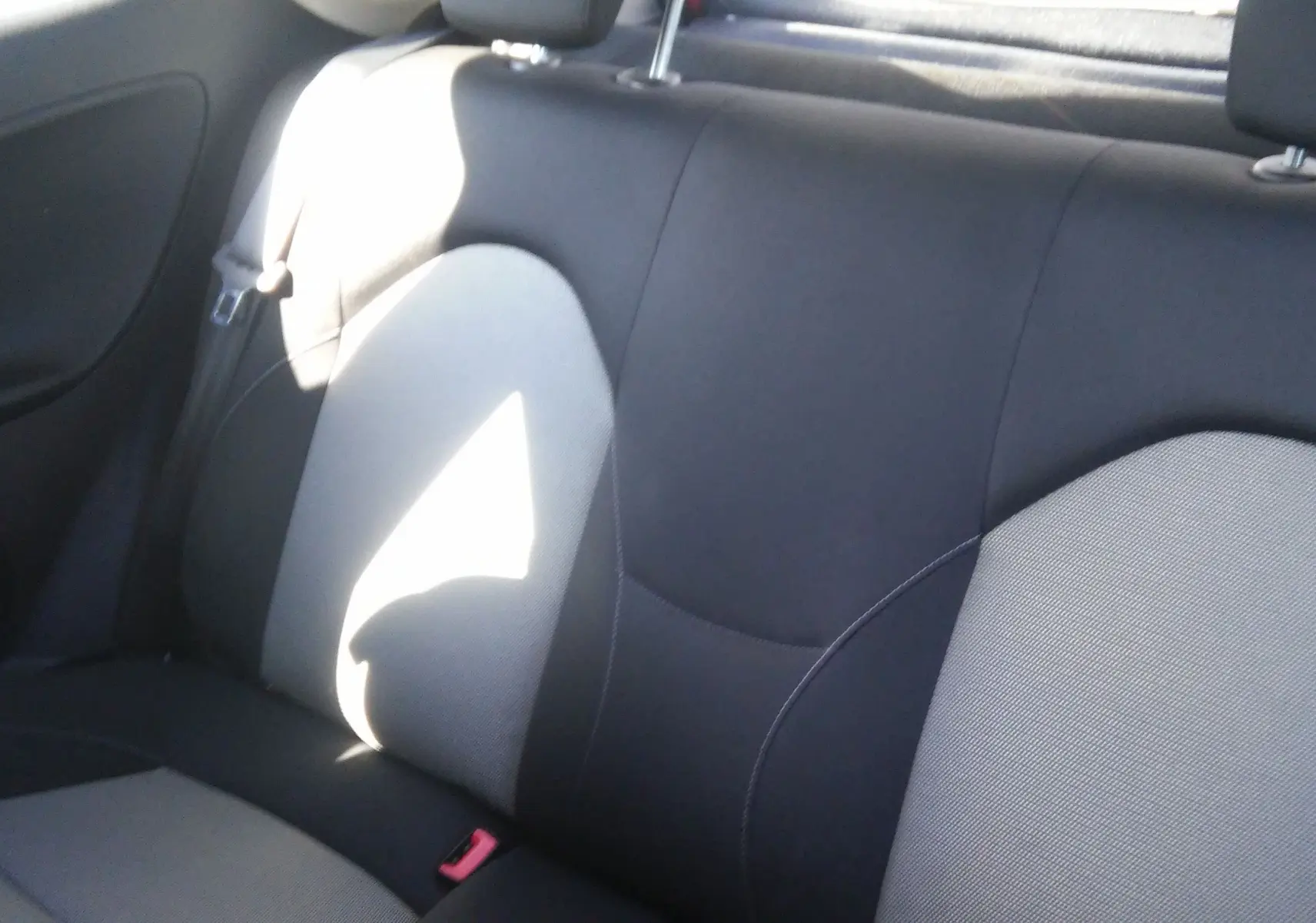 Banquette arrière en tissu noir et gris clair de l'Alfa Romeo MiTo Distinctive 2010, vue côté gauche intérieur.