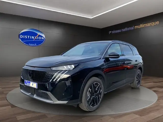 Peugeot 5008 noir Perla Nera en 3/4 avant droit, avec jantes alu 19'' et calandre noire distinctive.